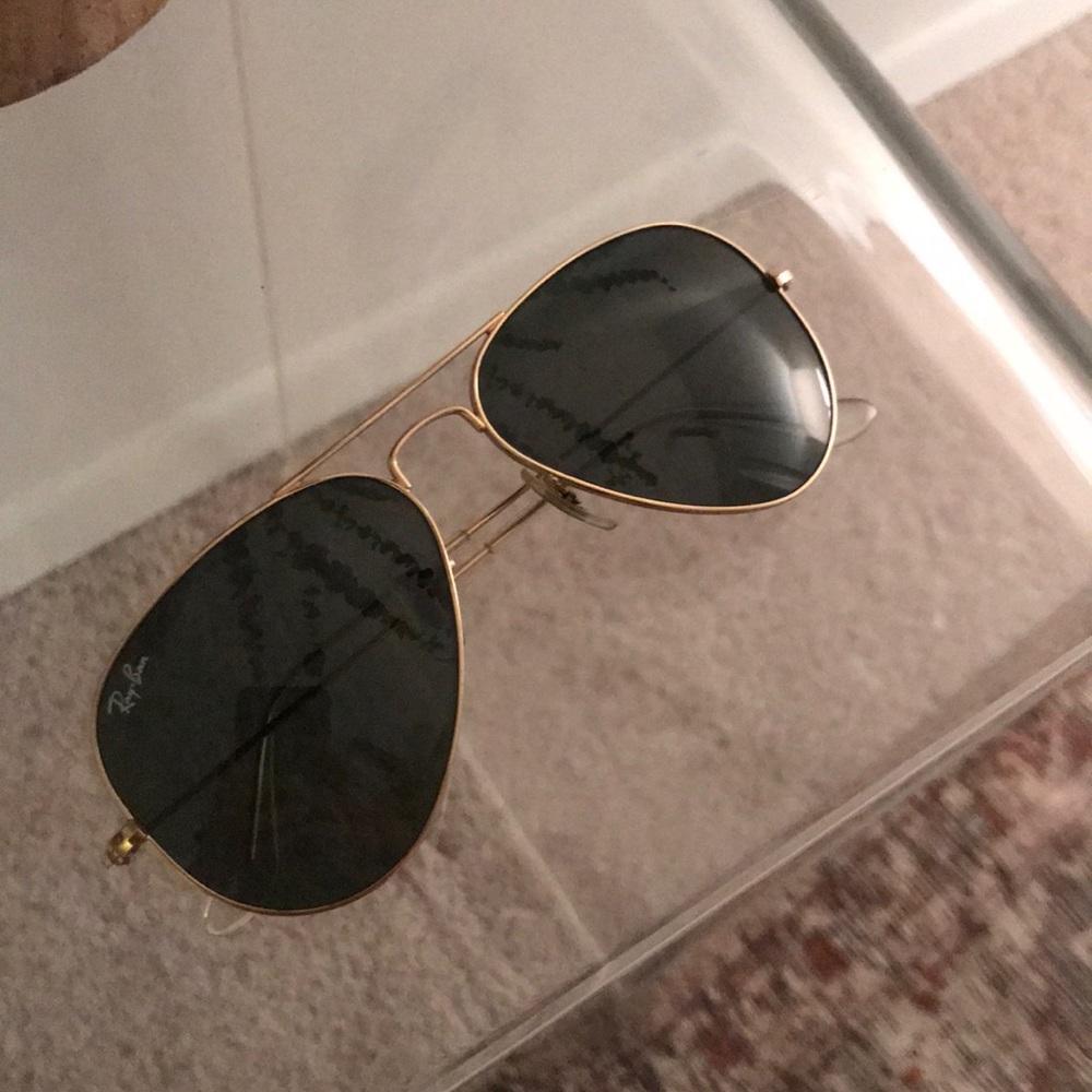 Original rayban aviator, comes with case(: